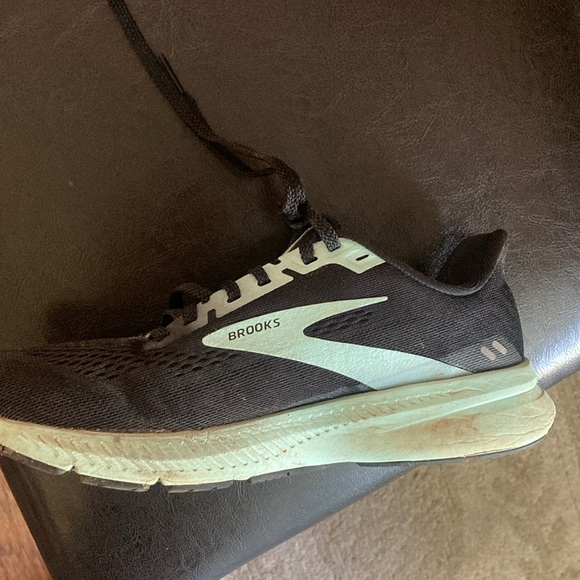 Brooks sneakers-only worn a few times - Picture 2 of 3